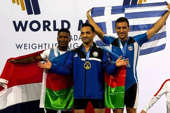 Ağırlıqqaldıranlarımız dünya çempionatında iki qızıl qazandı