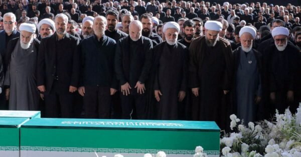 Xameneinin dəfn mərasimində varisi deyil, üç oğlu ön plana çıxıb