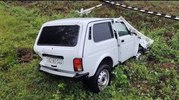 Niva” markalı avtomobil dəmir yolu keçidində hərəkətdə olan teplovozla toqquşub