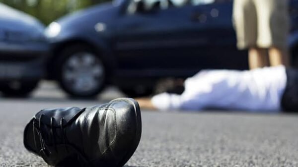 yolu keçmək istəyən kişi avtomobilin altında qaldı