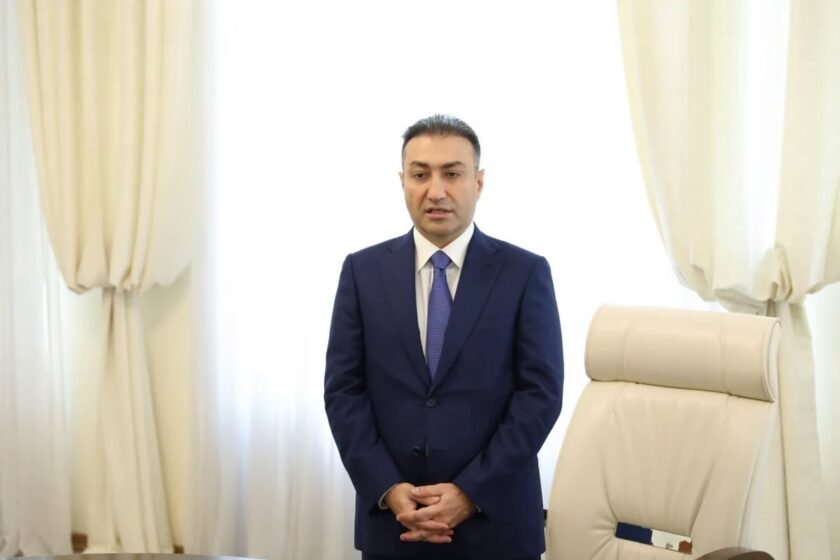 Yeni Səhiyyə Naziri Anar Bayramov Kollektivə Təqdim Olunub