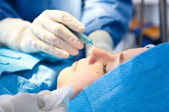 Üç cərrahın fəaliyyəti ilə bağlı pozuntu aşkarlanıb – plastik əməliyyatlar